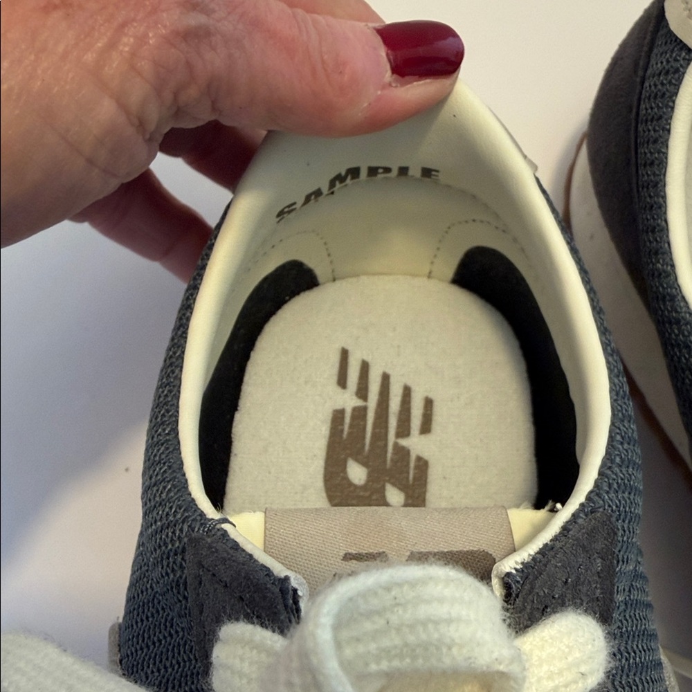 New Balance Women’s Navy and Grey Sneakers Sz 8. NWOB. Box28. SEE PICTURES - Picture 6 of 7